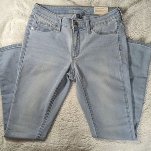 NWT Universal Thread mid rise smooth/sculpts all day fitted hip/thigh light wash